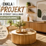 Ljust skandinaviskt vardagsrum med träbord, trädetaljer och naturlig varm inredning som skapar en modern och harmonisk känsla