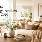 Varmt och modernt svenskt vardagsrum som visar de största inredningstrenderna i Sverige 2026